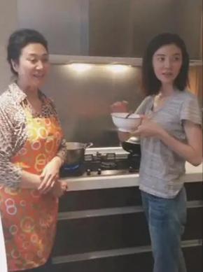 母女俩争着吃瓜视频播放,温馨家庭瞬间引爆网络