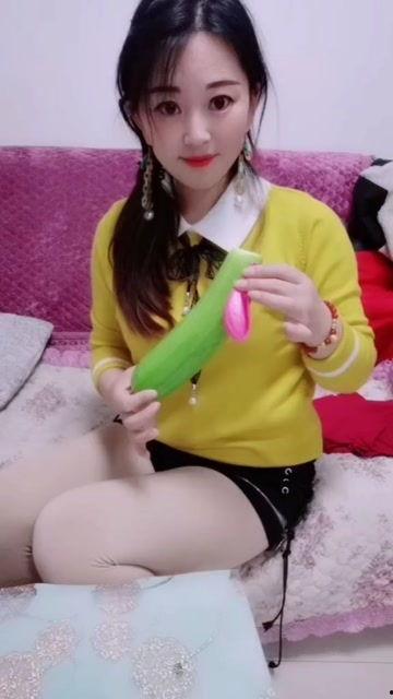 小秋吃角瓜视频,趣味横生美食体验