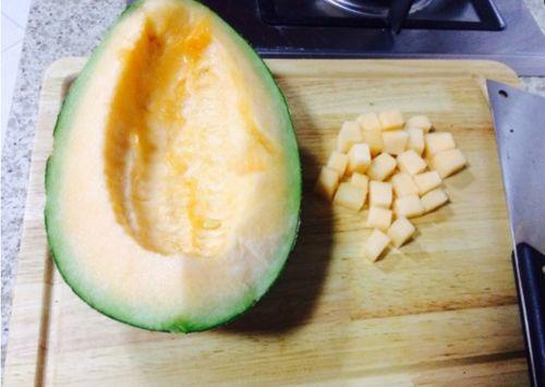 老妈吃哈密瓜视频,哈密瓜美食分享